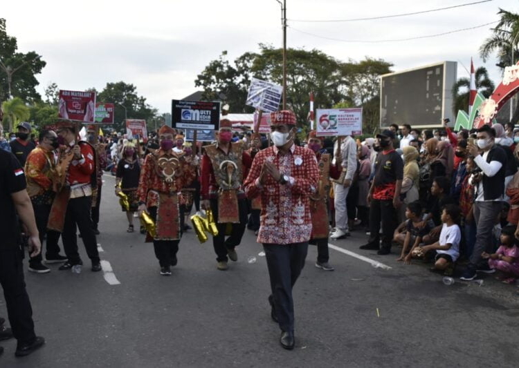 Kepala Diskominfosantik Prov. Kalteng Agus Siswadi tampak berada di depan memimpin barisan kontingen nya. (Photo/ist)