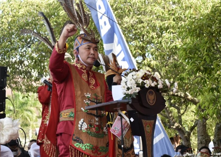 Gubernur Kalteng H. Sugianto Sabran dengan berpakaian adat khas suku dayak saat membuka secara resmi FBIM Tahun 2022 yang ditandai dengan penabuhan katambung. (Photo/ist)