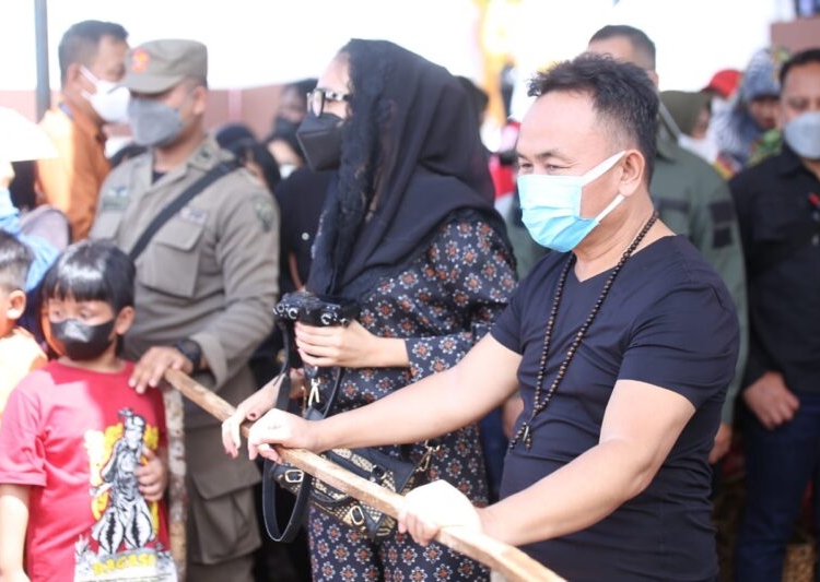 Gubernur Kalteng H Sugianto Sabran dan Ketua TP PKK Prov. Kalteng Ivo Sugianto Sabran ikut menyaksikan lomba mangaruhi. (Photo/ist)