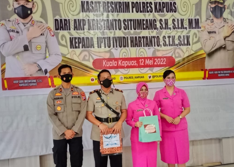 Foto bersama Kasatreskrim Polres Kapuas AKP Kristanto Situmeang dan istri serta pejabat baru Iptu  Iyudi Hartanto. dan istri (IST)