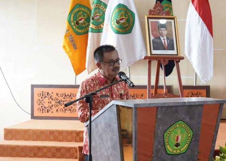 Staf Ahli Gubernur Kalteng Bidang Pemerintahan, Hukum dan Politik, Herson B. Aden saat menyampaikan sambutan pada acara Pelantikan dan pengambilan Sumpah Dokter Angkatan XX Fakultas Kedokteran Universitas Palangka Raya, Kamis (12/5). (Photo/ist)