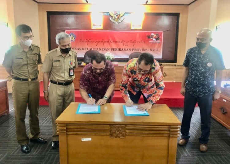 Kadislutkan Prov.Kalteng H. Darliansjah dan Kadislutkan Prov. Bali I Made Sudarsana menandatangani PKS kelautan dan perikanan di aula Dislutkan Prov. Bali, Senin (9/5). (Photo/ist)