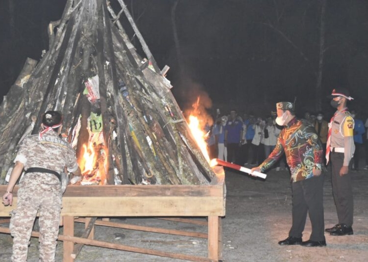 Wagub Kalteng H. Edy Pratowo saat menyalakan api unggun pada puncak acara Ikrar Kebangsaan. (Photo/ist)