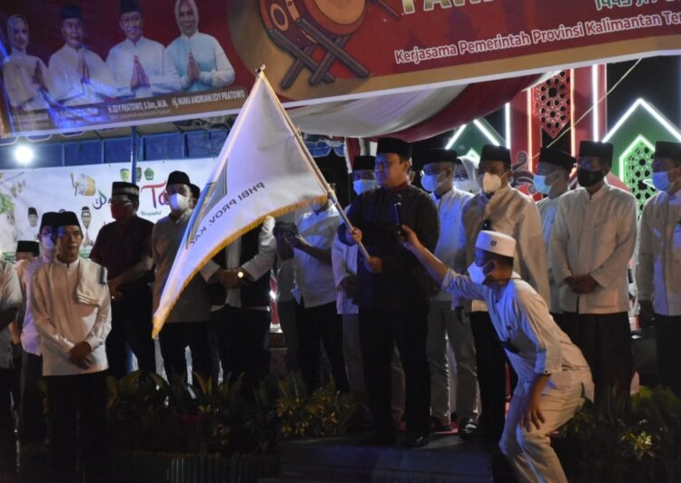 Wakil Gubernur Kalteng H. Edy Pratowo saat melepas Pawai Takbir menyambut Hari Raya Idul Fitri 1 Syawal Tahun 1443 H / 2022 M. (Photo/ist)