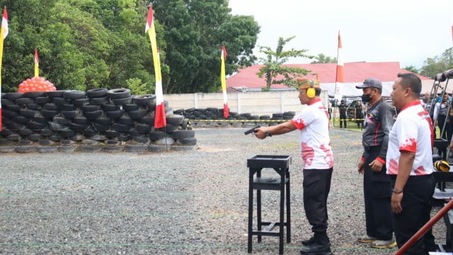 Kapolda Kalteng Irjen Pol. Drs. Nanang Avianto, M.Si, saat mengikuti perlombaan menembak. (IST)