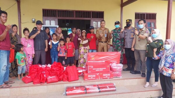 Dinsos Kapuas saat menyerahkan bantuan Bupati Kapuas untuk korban kebakaran di Mantangai, (IST)