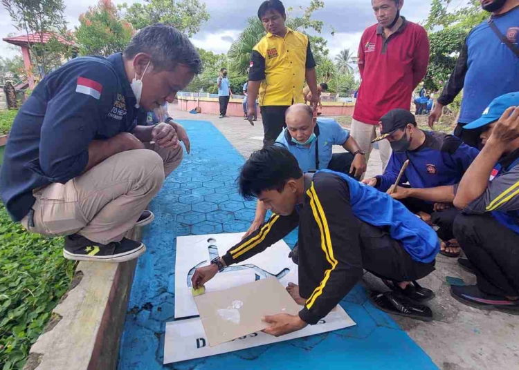 Kepala Dinsos Kapuas Budi Kurniawan saat memantau langsung pembuatan fasilitas ramah disabilitas. (IST)