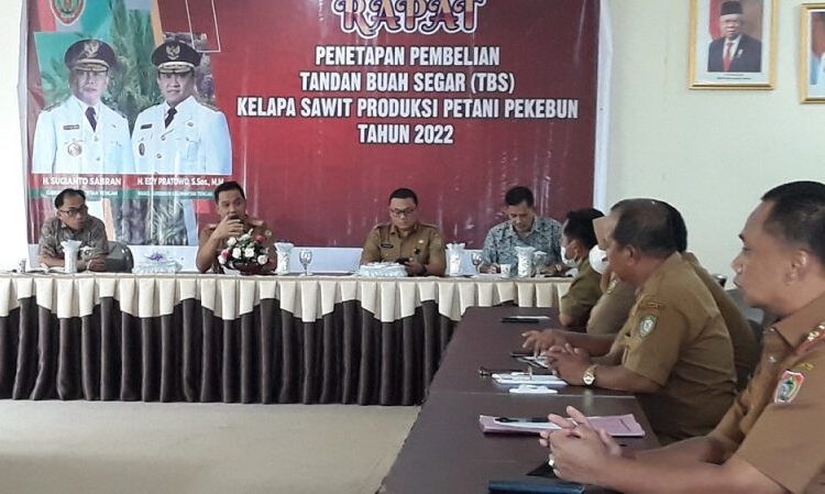 Plt. Kadisbun Prov. Kalteng Rizky R Badjuri saat membuka rapat penetapan harga TBS periode bulan Mei 2022. (Photo/ist)