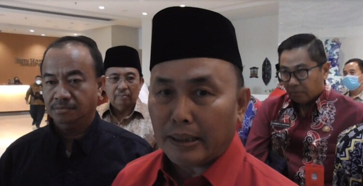 Gubernur H. Sugianto Sabran saat memberikan keterangan pers kepada awak emdia usai menggelar Rapat Terbatas di Hotel Brits, Pangkalan Bun, Jum’at (3/6). (Photo/Ni)