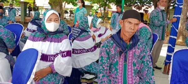 Raihan dan istri saat mengkuti acara pelepasan ibadah haji Kabupaten Kapuas, Kamis (16/6). (IST)