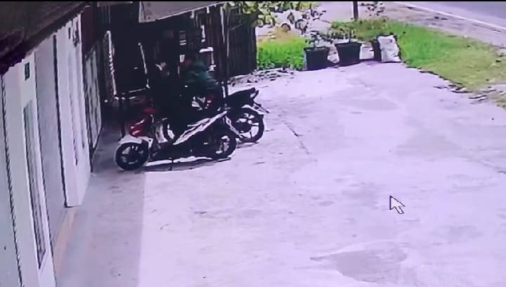 Aksi maling helm yang viral terekam CCTV. (IST)