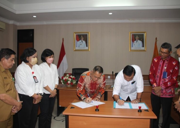 Plt. Kepala Dinas Pemberdayaan Masyarakat Desa Prov. Kalteng Aryawan bersama Kepala Dinas Pemberdayaan Masyarakat, Desa, Kependudukan dan Pencatatan Sipil Prov. Bali Putu Anom Agustina saat menandatangani Perjanjian Kerja Sama Pembangunan dan Pengembangan Potensi Daerah. (Photo/ist)