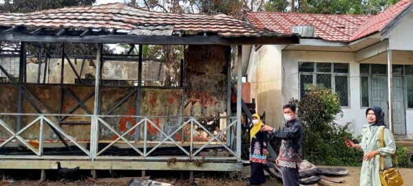 Kabid SD Disdik Kapuas saat menunjukkan lokasi gedung sekolah yang terbakar beberapa waktu lalu. (IST)