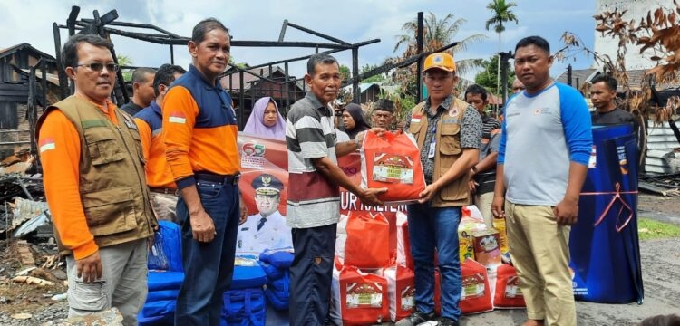 Penyerahan bantuan kepada korban musibah kebakaran di Kabupaten Seruyan. (Photo/ist)