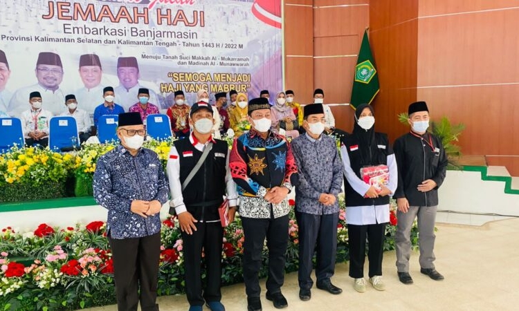 Wakil Gubernur Kalteng H. Edy Pratowo saat melepas keberangkatan Jemaah Calon Haji Prov. Kalteng Kloter 6 Embarkasi Banjarmasin Tahun 1443 H/2022 M. (Photo/ist)