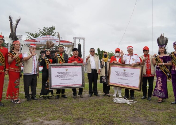 Gubernur Kalteng photo bersama usai Pembukaan KKN Kebangsaan ke-10 dan KKN Bersama BKS-PTN Wilayah Barat di Universitas Palangka Raya. (Photo/ist)