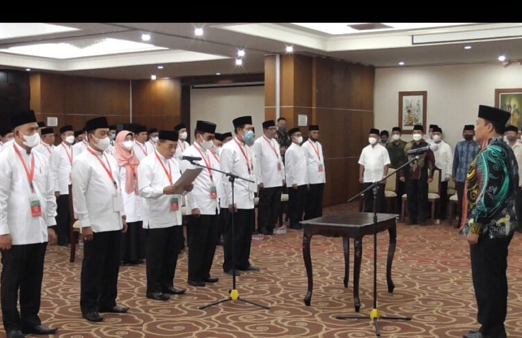 Wakil Gubernur Kalteng H. Edy Pratowo saat melantik Dewan Hakim, Dewan Pengawas, Dewan Pertimbangan dan Panitera Musyabaqah Tilawatil Qur’an dan Al-Hadirs (MTQH), di Aula Eka Hapakat, Lantai III Kantor Gubernur Kalteng, Sabtu (23/7) pagi. (Photo/Ni)