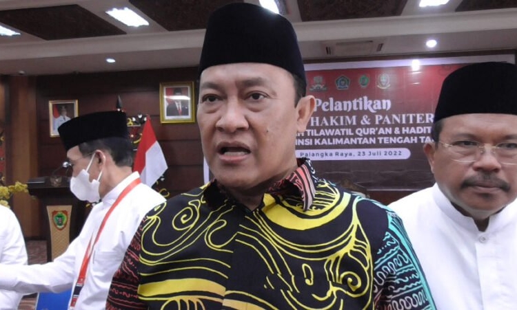 Wakil Gubernur Kalteng H. Edy Pratowo didampingi Ketua Umum dan Penanggungjawab MTQH ke-XXX Tingkat Prov. Kalteng H. Nuryakin saat memberikan penjelasan kepada sejumlah awak media terkait ketidak ikutan peserta MTQH dari Kabupaten Gunung Mas. (Photo/Ni)