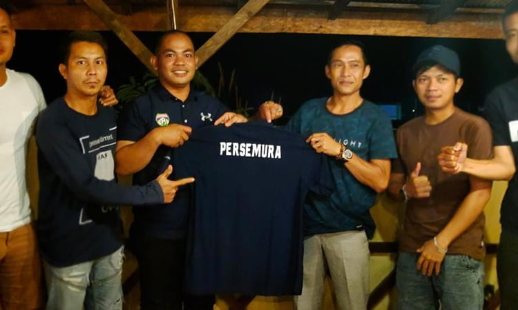 Sekretaris Umum Askab PSSI Mura Reno didampingi beberapa pengurus lainnya juga menyerahkan jersey kebanggaan Persemura kepada Akhamd Tafruji di Cafe Katulistiwa Puruk Cahu, Jumat (25/3/2022) malam.