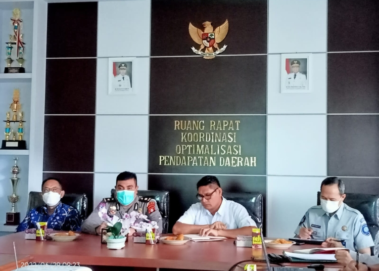 Kepala Badan Pendapatan Daerah (Bapenda) Provinsi Kalimantan Tengah Anang Dirjo SP MM saat memimpin  Rapat Koordinasi Penerapan Layanan Digitalisasi SKPD dan STNK. (IST)