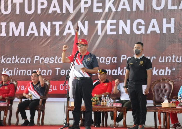 Asisten Bidang Perekonomian dan Pembangunan Setda Prov. Kalteng Leonard S. Ampung saat membacakan amanat Gubernur Kalteng. (Photo/ist)