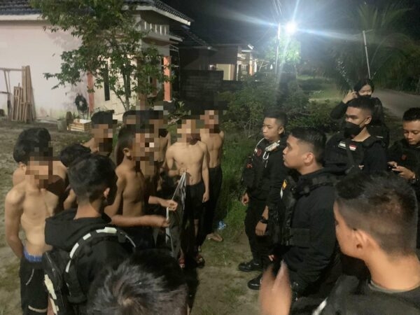 Polisi saat mengamankan puluhan remaja yang kedapatan pesta minuman keras. (IST)