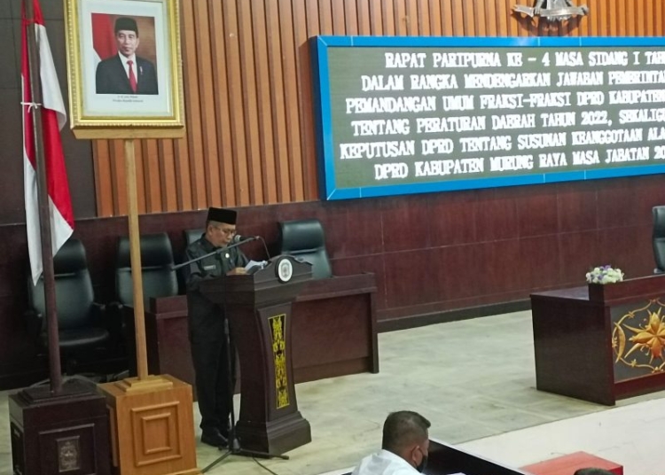 akil Bupati Kabupaten Murung Raya (Mura) Rejikinoor menyampaikan jawaban dan penjelasan dari pemerintah daerah terhadap pandangan umum yang disampaikan oleh fraksi- fraksi DPRD Murung Raya terhadap 6 buah usulan Rancangan Peraturan Daerah (Raperda) tahun 2022. (IST)