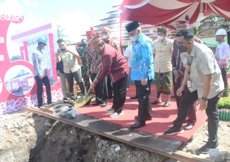 Sekda Nuryakin ikut melakukan peletakan batu pertama Auditorium Hindu Kaharingan Center dan Balai Basarah Induk Kaharingan, Jumat (29/7). (Photo/ist)