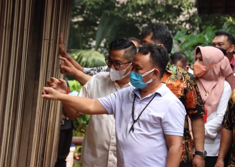 Gubernur H Sugianto didampingi Staf Ahli Gubernur, Sekda Prov.Kalteng, Perangkat Daerah dan Sekda 14 Kabupaten/ Kota saat meninjau langsung lokasi anjungan Kalteng yang berada di TMII Jakarta, Rabu (20/7)