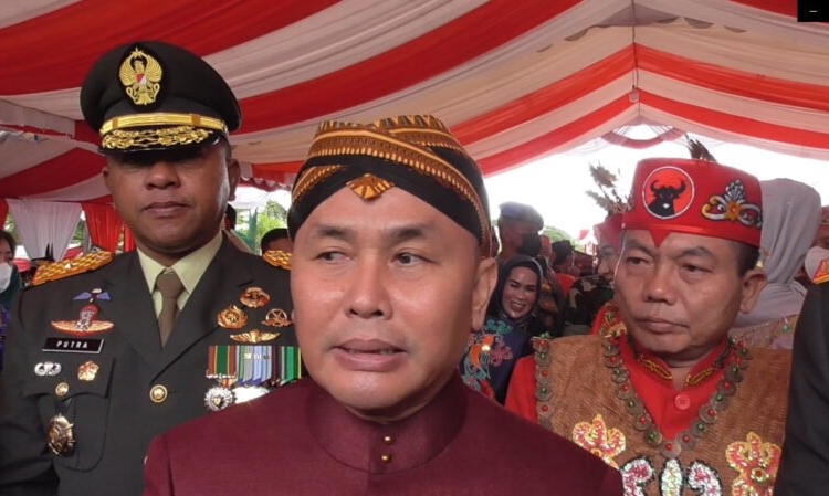 Gubernur Kalteng H. Sugianto Sabran saat memberikan keterangan pers kepada sejumlah awak media usai Upacara Peringatan ke-77 HUT Kemerdekaan RI, Rabu (17/8). (Photo/Ni)