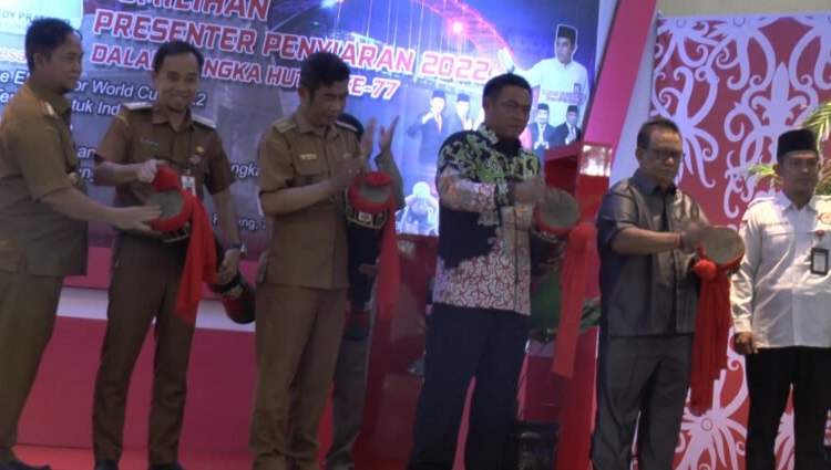 Kepala Diskominfosantik Prov. Kalteng Agus Siswadi bersama Ketua KPID Kalteng dan Kepala Perangkat Daerah Prov. Kalteng  saat menabuh katambung sebagai tanda dimulainya Penyiaran Presenter, Lomba Melukis dan Vector Tahun 2022. (Photo/Ni)