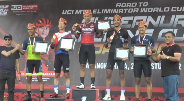 Atlit sepeda tuan rumah Palangka Raya atas nama Alvin Firlandi dari Club Kurick Palangka Raya yang mampu meraih posisi juara I di Kelas Master A yang diikuti 20 pembalap dengan jarak tempuh 52 kilometer dan dalam catatan waktu 1:16:56.906. (Photo/Ni)