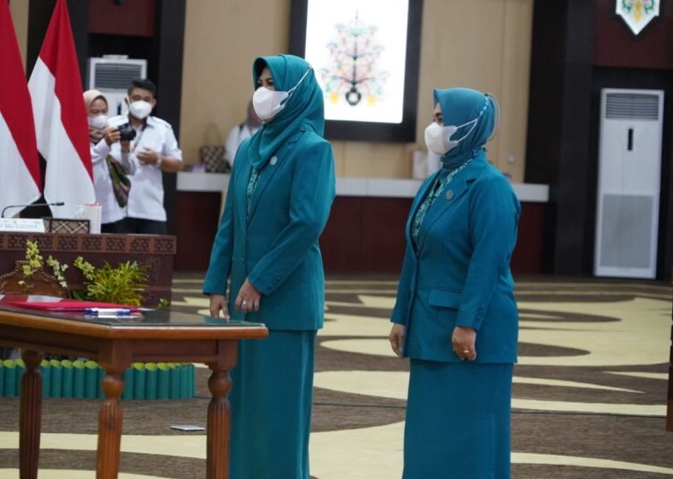 Bunda PAUD Kabupaten Barito Selatan Lisda Arriyana dan Kotawaringin Barat Noor Hermiyanti Aanang Dirjo yang dikukuhkan oleh Bunda PAUD Prov. Kalteng Ivo Sugianto Sabran. (Photo/ist)