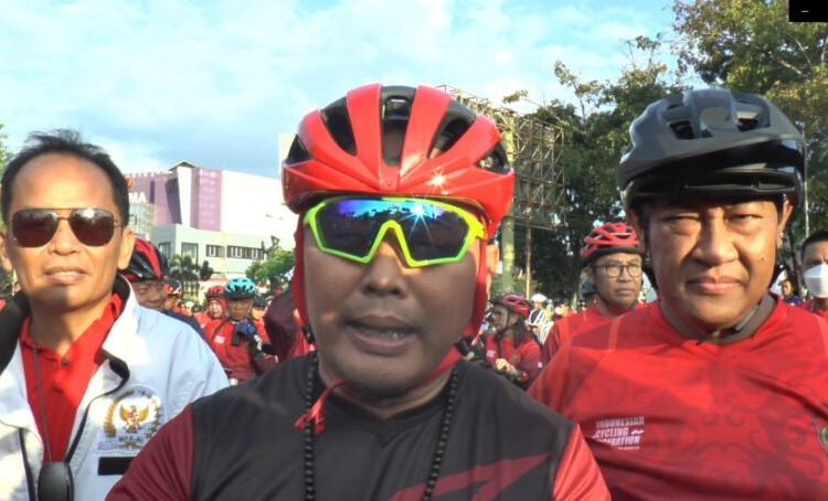 Gubernur Kalteng H. Sugianto Sabran didampingi Wakil Gubernur Kalteng H. Edy Pratowo dan Ketua OC UCI MTB Eliminator World Cup 2022 H. Agustiar Sabran saat memberikan keterangan pers. (Photo/Ni)