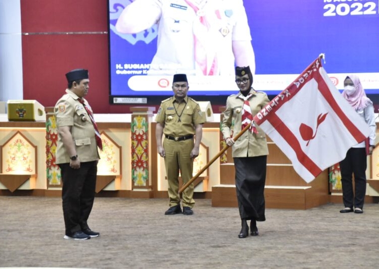 Ketua Kwartir Daerah Gerakan Pramuka Kalteng Ivo Sugianto Sabran saat melepas secara resmi kontingen Kwartir Daerah Gerakan Pramuka Kalteng untuk mengikuti Jambore Nasional XI tahun 2022 di Cibubur, Jakarta Timur. (Photo/ist)