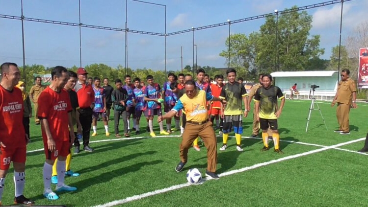 Sekda Prov. Kalteng H. Nuryakin saat melakukan tendangan bola ke arah gawang sebagi tanda dimulainya Turnamen Mini Soccer Tingkat Pelajar SLTA/ SMK untuk memperbutkan Piala Kompak Berkah 2022 dan hadiah total Rp 10.000.000. (Photo/Ni)