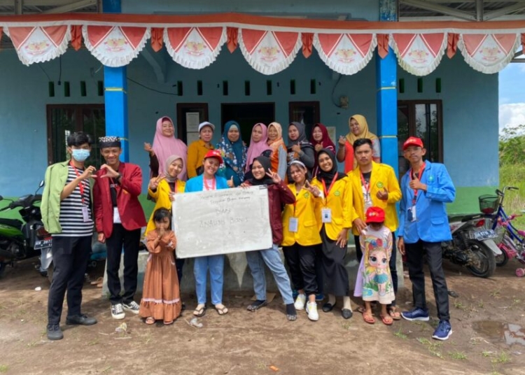 Para mahasiswa KKN Kebangsaan 2022 photo bersama usai melaksanakan penyuluhan bagi masyarakat dan ibu-ibu PKK Desa Naning. (Photo/ist)