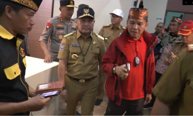 Gubernur Kalteng H. Sugianto Sabran dan rombongan saat meninjau Stadion Tuah Pahoe sebagai arena dilaksanakannya Kejuaraan Dunia UCI MTB Eliminator World Cup. (Photo/Ni)