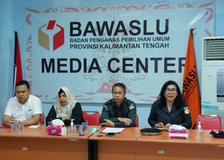 Ketua Bawaslu Kalteng Satriadi bersama Anggota Bawaslu saat konferensi Pers, Senin (26/9/2022). Foto : Ist