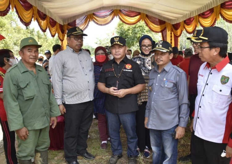 Gubernur Kalteng mengunjungi salah satu titik calon lokasi pembangunan Universitas Barito Raya yang berada di Kecamatan Dusun Tengah Kabupaten Barito Timur. (Photo/ist)