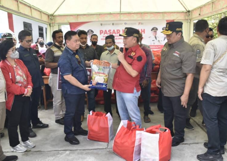 Gencarkan Upaya Menjaga Stabilitas Bahan Pokok, Gubernur Sambangi Pasar Penyeimbang dan Pasar Murah di Sampit, Minggu (25/9/2022). Foto : Ist