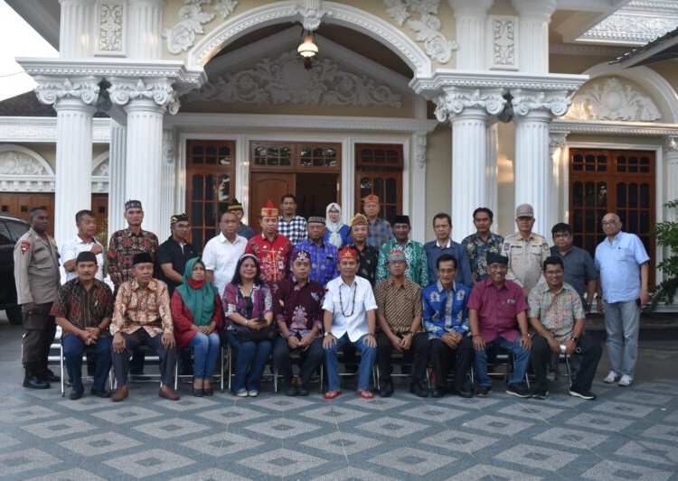 Ketua DAD Kalteng H. Agustiar Sabran, Ketua FKUB Kalteng H. Bulkani dan Ketua FPK HM.Wahyudie F Dirun serta jajaran pengurus DAD usai silaturahmi melakukan photo bersama di halaman Rumah Aspirasi Agustiar Sabran. (Photo/ist)