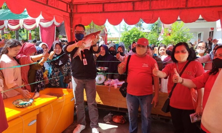 Kadislutkan Prov. Kalteng H. Darliansjah saat berada di Pasar Murah Ikan Segar di Halaman Kantor Kecamatan Baamang Kab. Kotim. (Photo/ist)