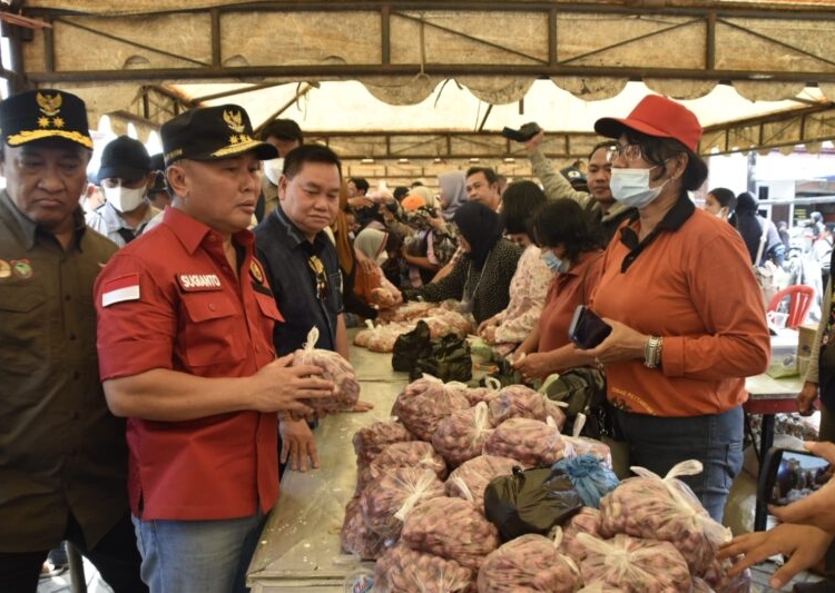 Gubernur H. Sugianto Sabran saat meninjau pasar murah dan pasar penyeimbang di Kel. Mentaya Seberang. (Photo/ist)