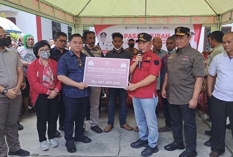 Gubernur Kalteng H. Sugianto Sabran saat menyerahkan secara simbolis BLT BBM bagi pelaku usaha perikanan di Kab. Kotim. (Photo/ist)