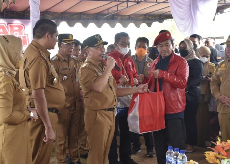 Gubernur Kalteng H. Sugianto Sabran saat menyerahkan paket bantuan sembako secara simbolis kepada perwakilan masyarakat yang terdampak banjir di Kec. Hanau. (Photo/ist)