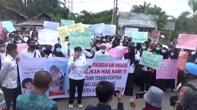 Aksi demo tenaga kontrak di Kabupaten Kotim di depan DPRD Kotim. (Istimewa)