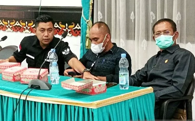 Ketua Komisi IV DPRD Kotim, Muhammad Kurniawan Anwar (kiri) bersama dua anggotanya saat menghadiri rapat pembahasan penanganan jalan lingkar selatan.