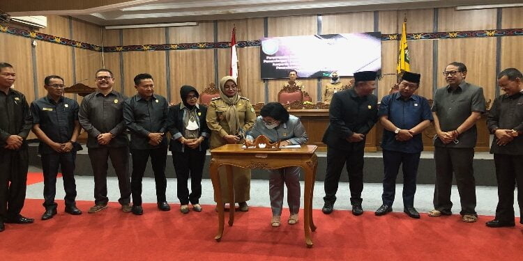 Ketua DPRD Kotim Rinie saat melakukan penandatanganan dua ranperda di DPRD Kotim. (Istimewa)