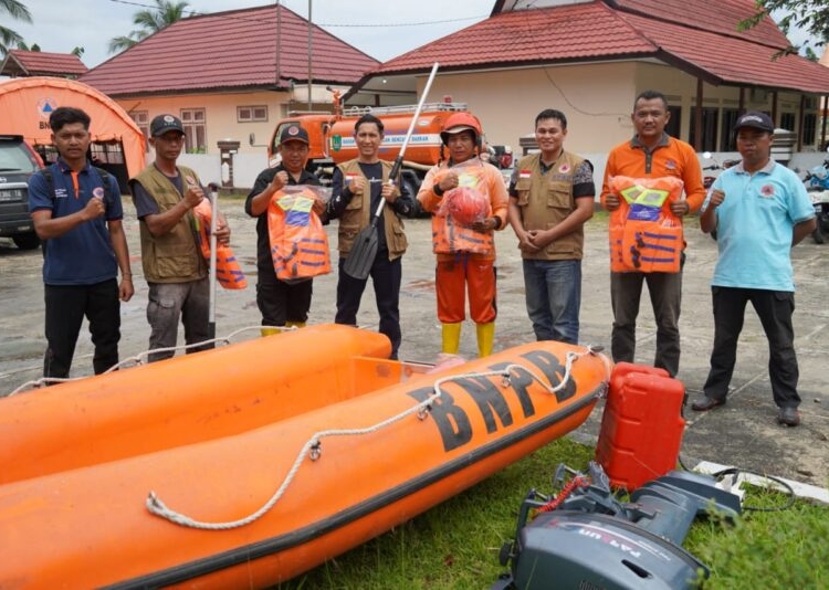 Penyerahan bantuan perahu karet secara simbolis kepada Kalaksa BPBD Sukamara. (Photo/ist)